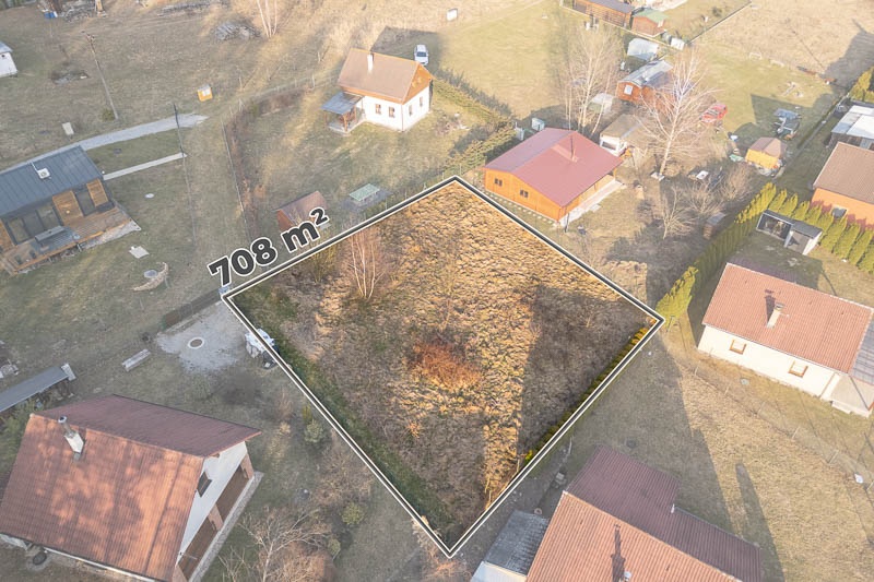 Nabízíme k prodeji atraktivní pozemek o výměře 715 m², situovaný v klidné a vyhledávané chatové oblasti Blažejov. Tato lokalita je ideální pro milovníky přírody, rekreace a odpočinku mimo ruch města, přičemž zároveň nabízí dobrou dostupnost a základní infrastrukturu.