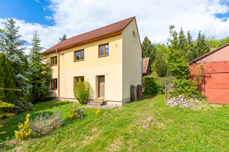 Prodej rodinného domu 3+1 s velkým pozemkem a soukromím u lesa – Prakšice.V malebné obci Prakšice nabízíme k prodeji samostatně stojící rodinný dům o dispozici 3+1 s hospodářskou budovou a krásným pozemkem o celkové výměře 3 747 m².