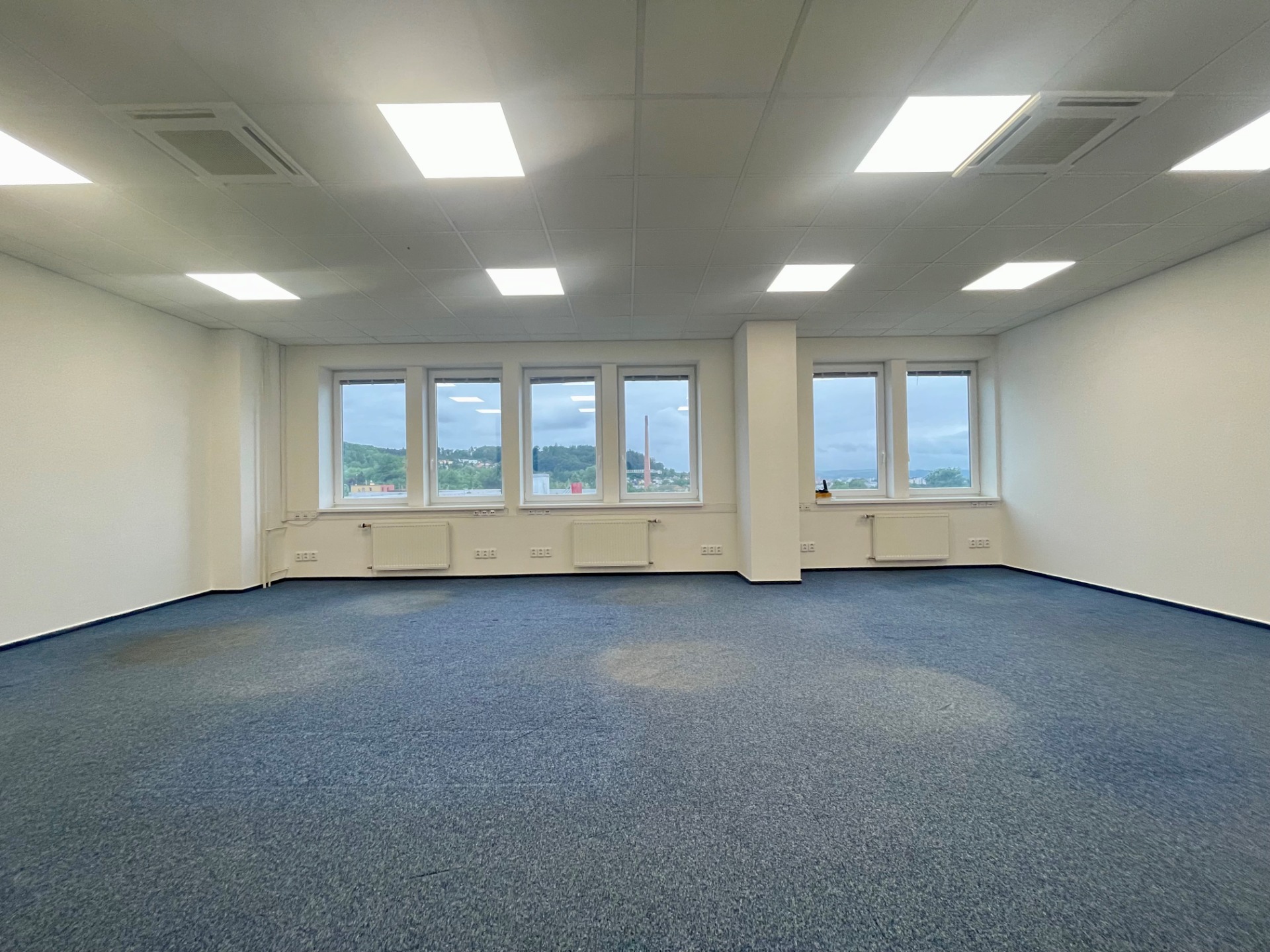 Nabízím k pronájmu kancelář o výměře cca 60 m² v budově VITAR ve Zlíně-Loukách.Kancelář se nachází v 5.nadzemním podlaží.