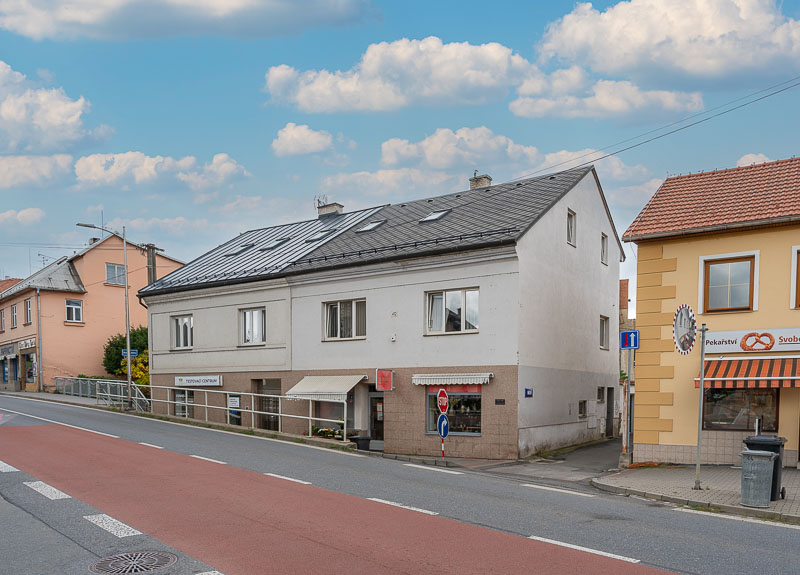 Kancelářský / komerční prostor k pronájmu – centrum Vizovic. Hledáte ideální místo pro své podnikání? Nabízíme k pronájmu útulný komerční prostor o velikosti cca 27 m² přímo v centru Vizovice. Prostor se nachází na ulici Říční, jen pár kroků od Masarykova náměstí.