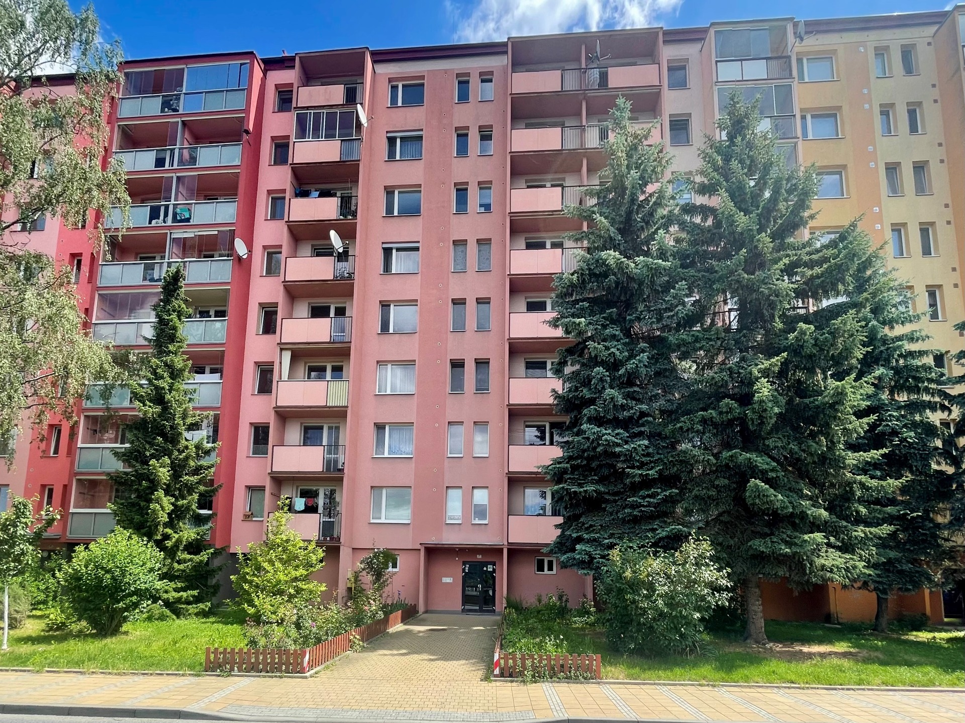Ráda bych Vám představila ke koupi útulný byt o dispozici 1+1 s výměrou cca 33 m², který se nachází ve 3. nadzemním podlaží bytového domu ve Vsetín – lokalita Sychrov, ulice Bratří Hlaviců. K bytu náleží lodžie, která přímo vybízí k příjemnému posezení a relaxaci s výhledem do zeleně i na město.