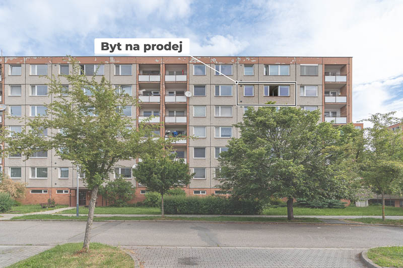 Nabízíme ke koupi byt 1+1 o výměře cca 32 m², který se nachází v 5. nadzemním podlaží revitalizovaného panelového domu s výtahem, v oblíbené lokalitě Zlín – Hony I na Jižních Svazích.