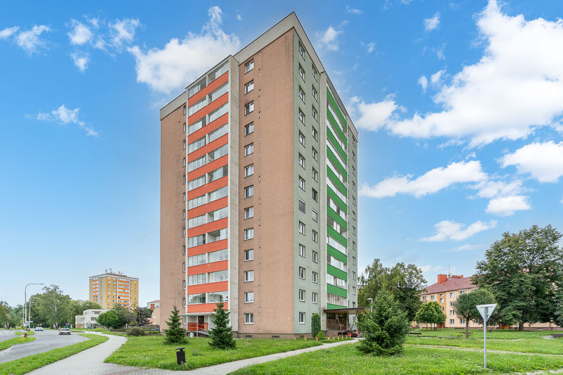 Moderní a nadčasový byt 1+1 po celkové zdařilé rekonstrukci. Prostorný byt v osobním vlastnictví je připravený k pronájmu v lokalitě Vsetín - Trávníky. Bytová jednotka (cca 45 m2) je umístěna v 9.NP panelového domu se dvěma výtahy.