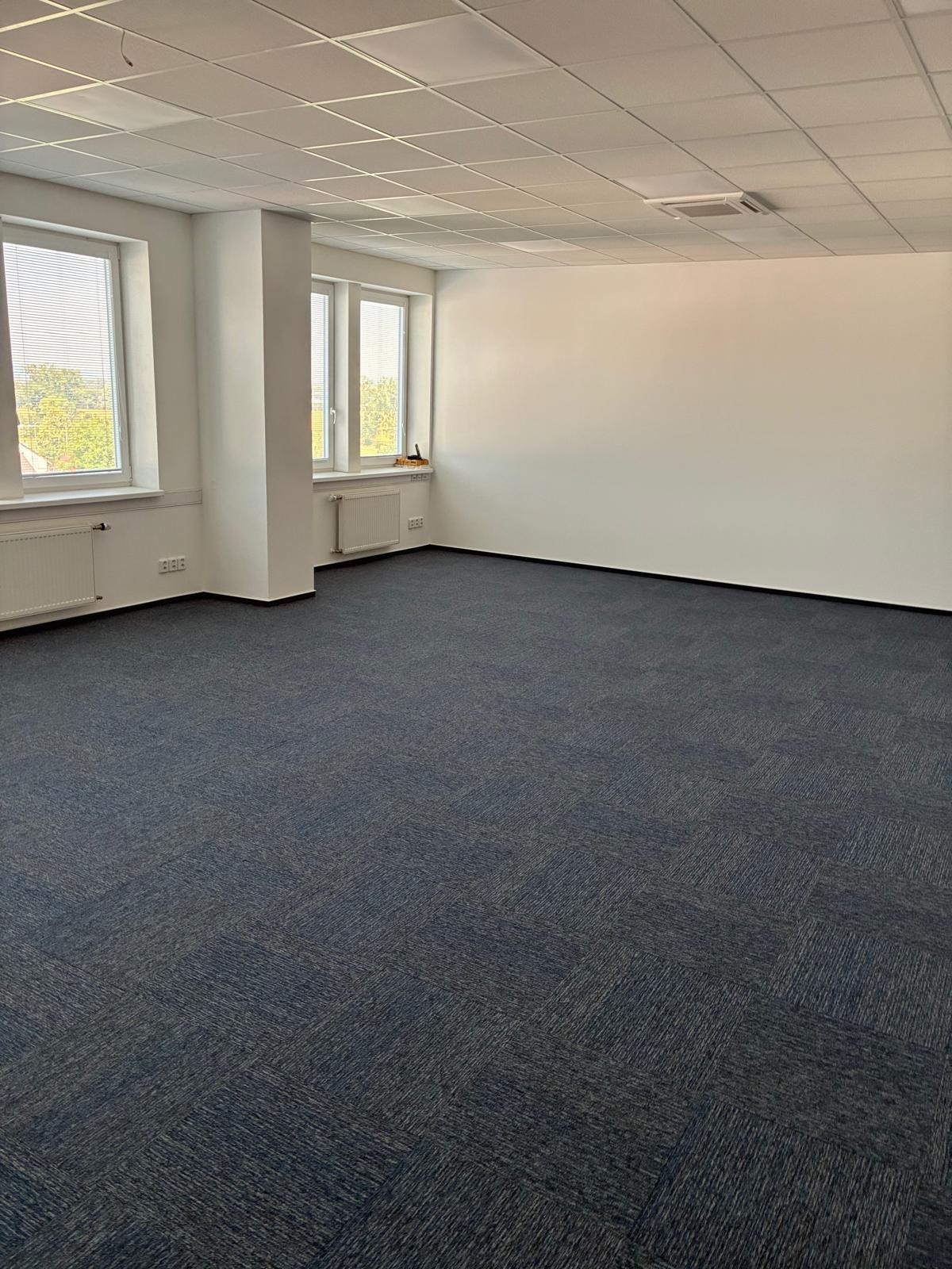 Nabízím k pronájmu kancelář o výměře cca 60 m² v budově VITAR ve Zlíně-Loukách.Kancelář se nachází v 5.nadzemním podlaží. 