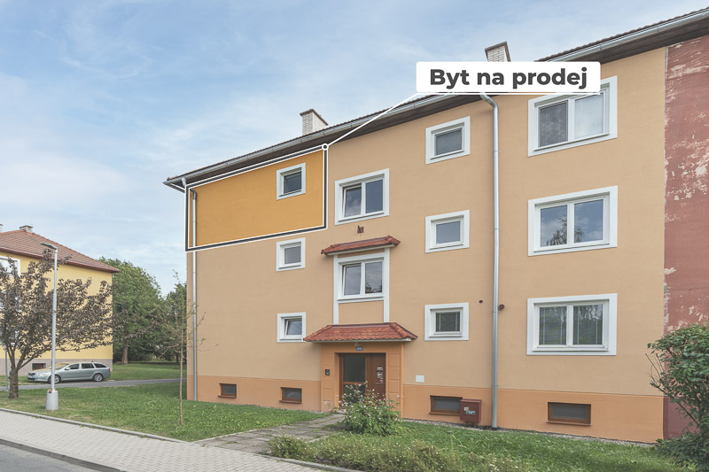 Bytová jednotka 2+1  o celkové ploše cca 50 m² prostorným sklepem o výměře 14 m² a je umístěna ve 3. nadzemním podlaží cihlového domu bez výtahu. Celý bytový dům prošel revitalizací.
