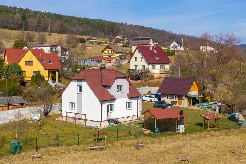 Pouze 6 km od města Luhačovice pro Vás mám k prodeji rodinný dům 3+KK se zahradou. Celková plocha pozemku je cca 1352 m². Jde o patrový, podsklepený hezký rodinný dům se zahradou v okrajové části obce Ludkovice (15 km Zlín, 15 km Uherský Brod).